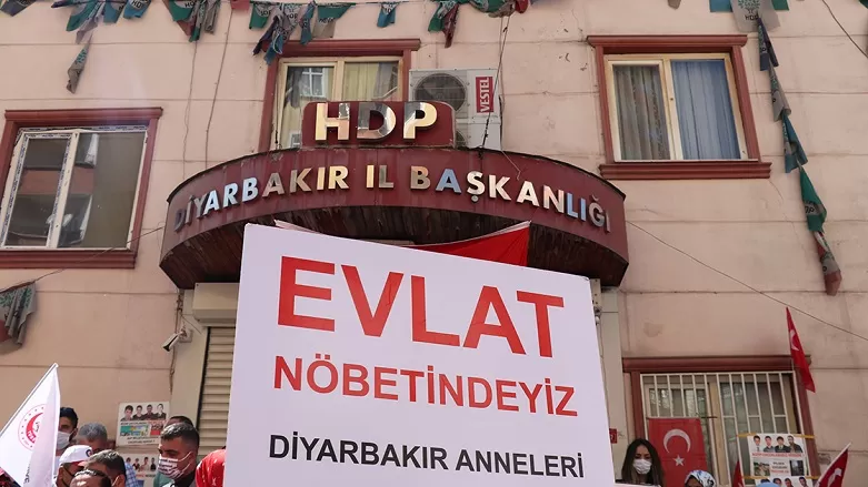 Çalakiya malbatên li ber deriyê HDPê derbasî sala sêyem bû