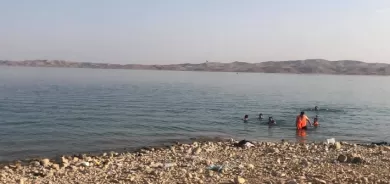 Li Duhokê 2 kes di avê de xeniqîn