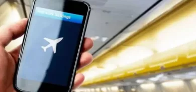 لماذا يُمنع استخدام الهاتف الذكي خلال السفر على متن طائرة؟