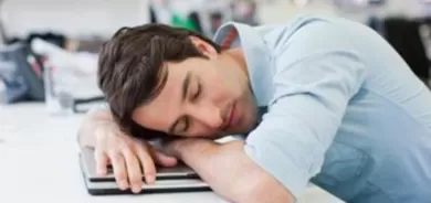 لماذا نشعر بالتعب رغم أننا نمنا بما فيه الكفاية؟