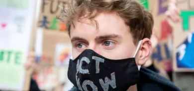 لماذا يشعر الشباب حول العالم بالحزن والخوف والقلق حيال المستقبل؟