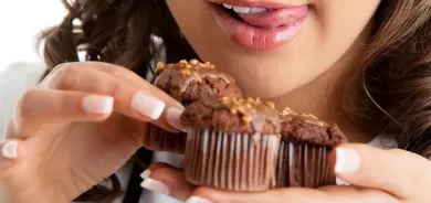 ماذا يحدث للجسم عند الإفراط في تناول السكريات؟