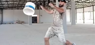 ‘Maradonayê Rihayê’ setla boyaxê wek topê bikar tîne