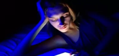 هل للضوء الأزرق مخاطر على صحة الجلد؟