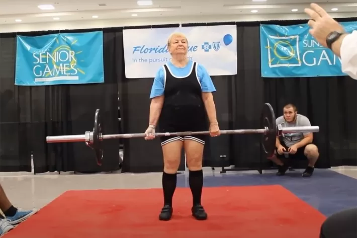 مسنة” عمرها 100 عام تدخل موسوعة “غينيس” في رفع الأثقال