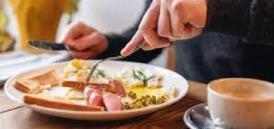 أسباب مهمة لتتَوقف عن تناول العشاء في ساعات متأخرة من الليل