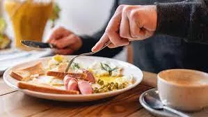 أسباب مهمة لتتَوقف عن تناول العشاء في ساعات متأخرة من الليل