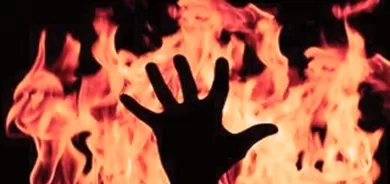 Li Sine zilamekî benzîn bi ser keça xwe da kir û şewitand!