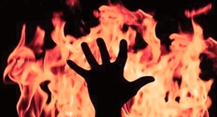 Li Sine zilamekî benzîn bi ser keça xwe da kir û şewitand!