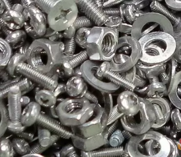 کیلۆیەک بزمار و بورغو لە سکی نەخۆشێکدا دەرهێنرا