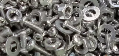 کیلۆیەک بزمار و بورغو لە سکی نەخۆشێکدا دەرهێنرا