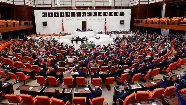 Daxwaza  hilweşandina  parêzbendiya  parlementerên   HDPê  tê  kirin