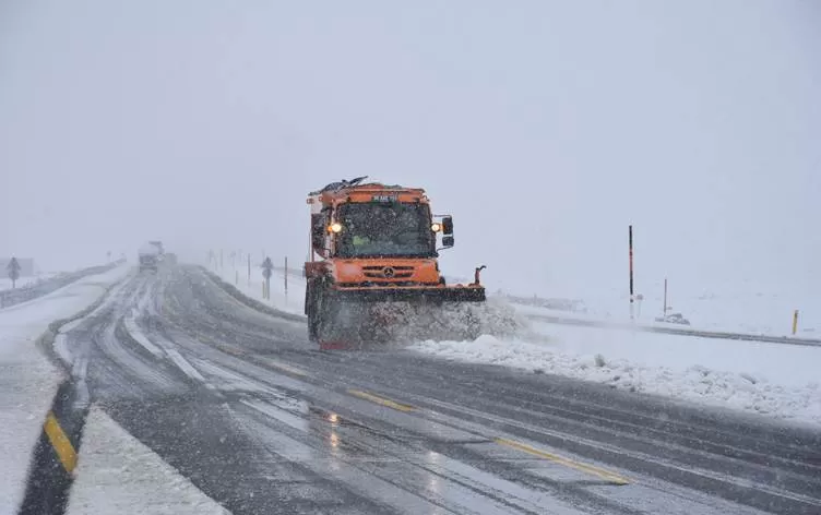 Li Qersê ji ber berfê heta demekê rê hat girtin