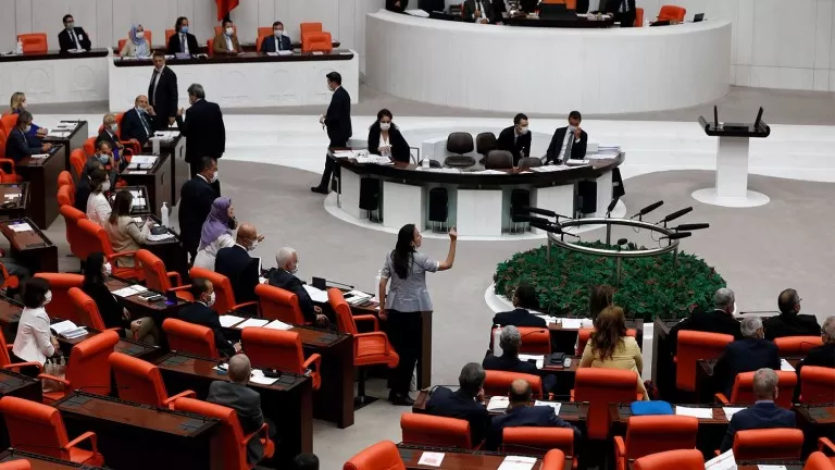 Parlementoya Tirkiyeyê zimanê Kurdî înkar dike