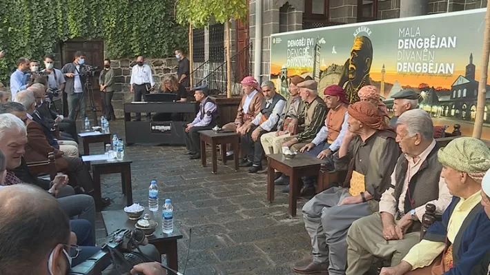 Diyarbekir- Dengbêjan li ber piyanoyê kilam gotin