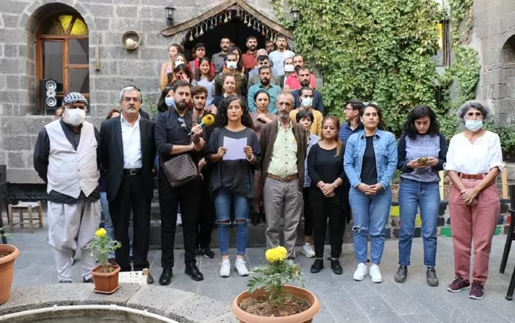 Hunermendên Kurd li Amedê: Çand, huner û zimanê gelekî bi qedexekirinê nayê rawestandin