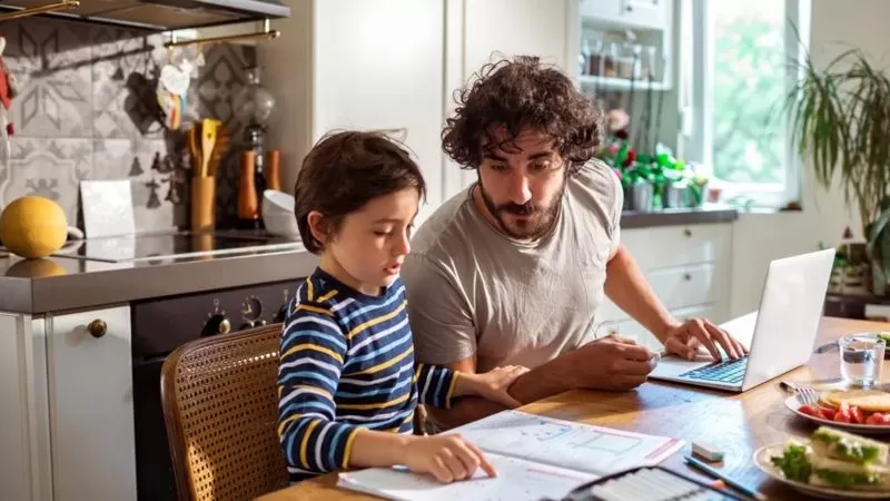 لماذا لا يريد الآباء والأمهات العودة إلى مقرات العمل؟