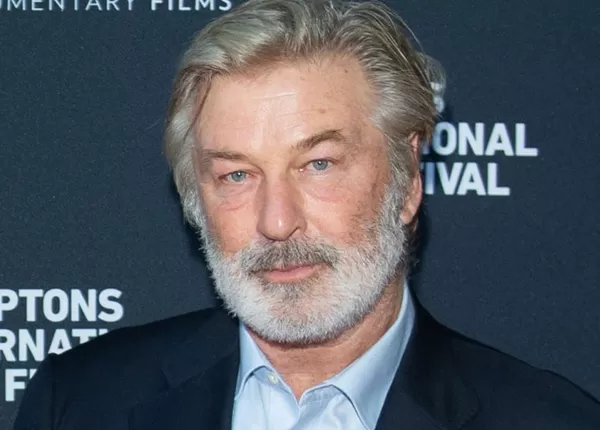 ئالیك بالدوین بەڕێوەبەری وێنەگرتن دەكوژێت و دەرهێنەری فیلمەكە بریندار دەكات