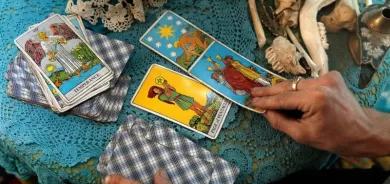 قراءة التاروت: لماذا أصبحت العرافة سوقا تدر الملايين في العالم العربي؟