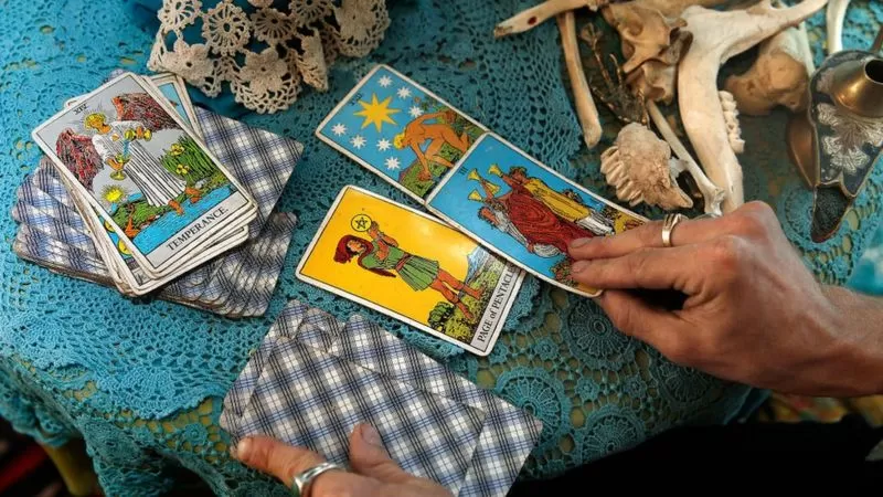 قراءة التاروت: لماذا أصبحت العرافة سوقا تدر الملايين في العالم العربي؟