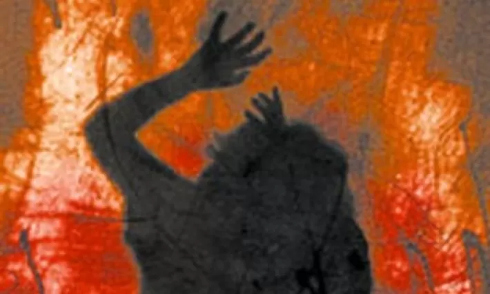 Rojhilat – Li gundekî Makû zilamekî hevjîna xwe ya ducanî şewitand!