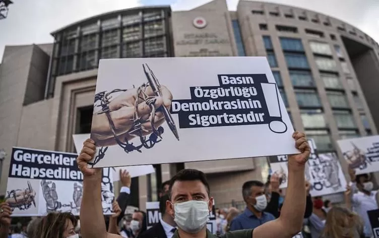 Ji 58 rojnamevanan re 896 sal cezayê girtîgehê hat xwestin