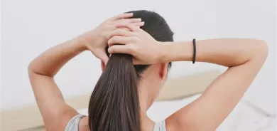 أخطاء تقترفينها بحق شعرك... احذريها!