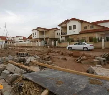 ئەو ماڵانەی لەشاری زێڕین بەر لافاو كەوتوون لەلایان یەكێتی لاوانی دیموكراتی كوردستان پاككرانەوە