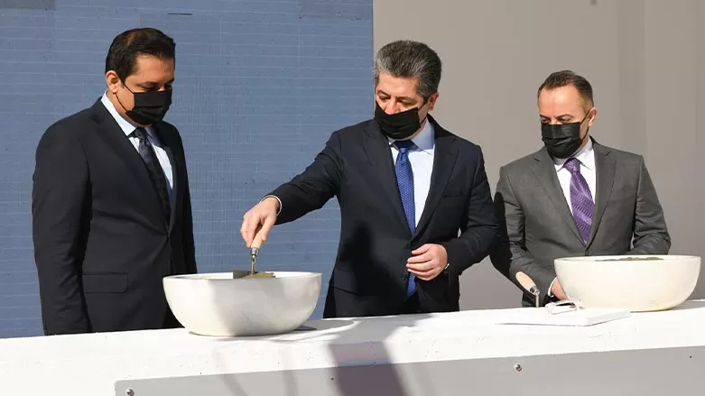 رئيس حكومة إقليم كوردستان يُرسي الحجر الأساس لمدرسة في القرية الكورية بأربيل