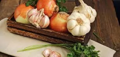 لهذا السبب عليك تناول الثوم والبصل بعد تلقي لقاح كورونا!