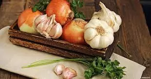 لهذا السبب عليك تناول الثوم والبصل بعد تلقي لقاح كورونا!