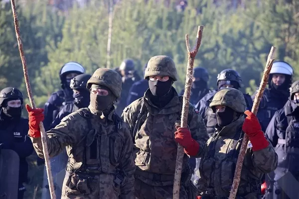 Report: Migrants break through border from Belarus to Poland