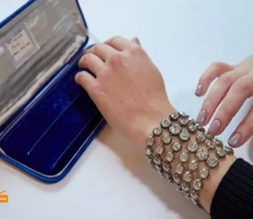 دەستبەندەكانی ئەڵماسی ماری ئانتوانت بە 8 ملیۆن دۆلار فرۆشرا