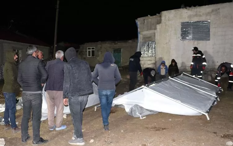 Li Erzeromê welatiyan şeva xwe di bin konan de derbas kirin