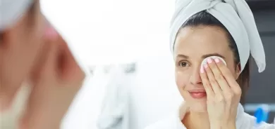 ما هي الطريقة الصحيحة لإزالة مكياج العيون؟