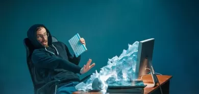 طبيب نفسي يوضح مخاطر العمل لأكثر من 10 ساعات