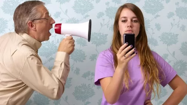 ما أهم الأزمات التي يعيشها المراهقون وكيف يتعامل معها الآباء؟