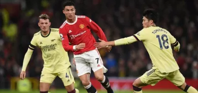 رونالدو يتجاوز 800 هدف بثنائية في فوز يونايتد على أرسنال