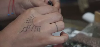 Jinekê li Amedê dikana çêkirina deqên Kurdewarî vekir