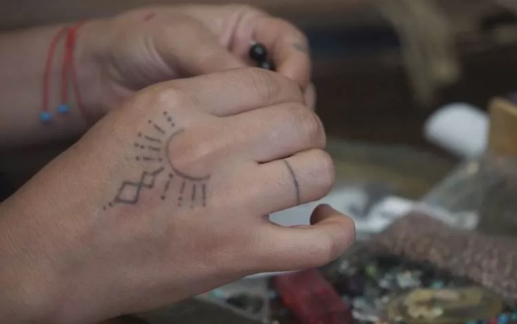 Jinekê li Amedê dikana çêkirina deqên Kurdewarî vekir