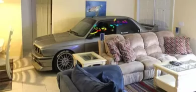 ئوتۆمبێل لە ژووری نووستن