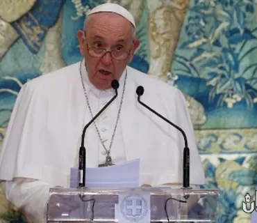 پاپا فرانسیس پەناخوازانی دوورگەیەكی یۆنان بەسەر دەكاتەوە