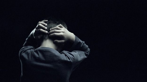 كيف يتعامل الآباء مع الأزمات النفسية التي يمر بها المراهقون؟