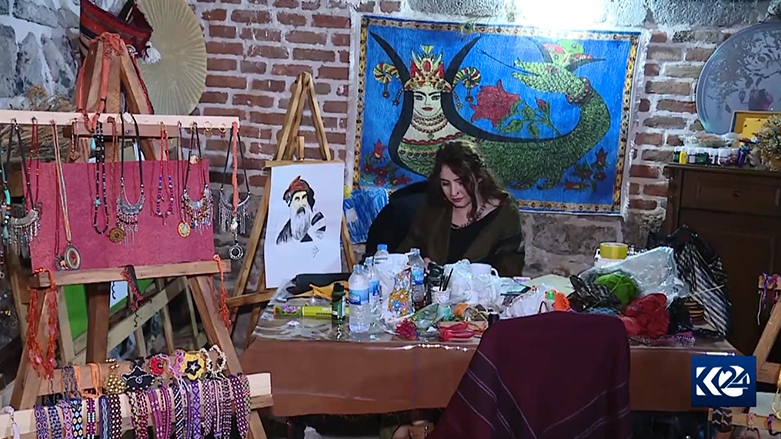 Ciwanên Kurd Li nav sûrên dîrokî yên Diyarbekirê hunerên ciyewaz dihûnînin