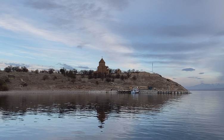 Gola Wanê di her demasalê de tameke taybet dide geştiyaran
