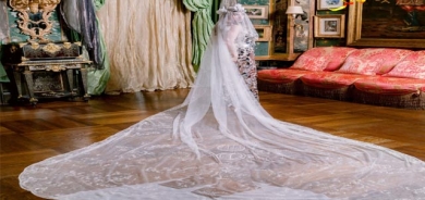 كراسی بووك لە وردە ئاوێنەی شكاو