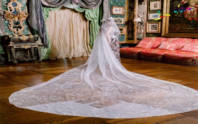 كراسی بووك لە وردە ئاوێنەی شكاو