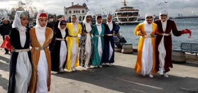 Li Stenbolê bi folklor û govendên Kurdî bajarên Kurdistanê didin nasandin