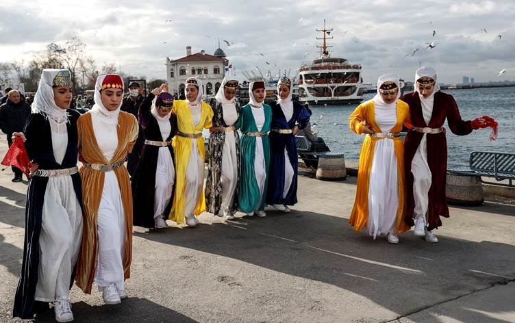 Li Stenbolê bi folklor û govendên Kurdî bajarên Kurdistanê didin nasandin