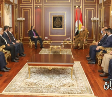 لە بارەگای بارزانی سـەرۆك بارزانی پێشوازی لە سەرۆكی تەریقەتی قادری دەكات